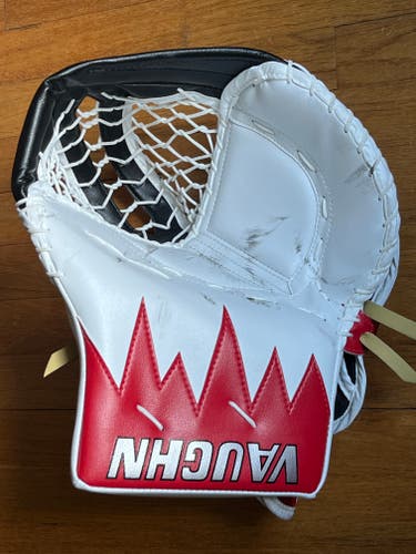 Vaughn V10 Pro Carbon goalie glove