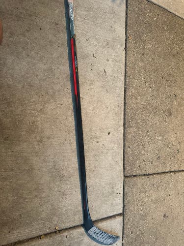 Senior Bauer Vapor Hyperlite Right Handed Hockey Stick P28 77 Flex (Used)