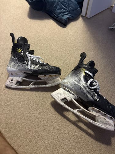 2023 Bauer Vapor Hyperlite 2 Hockey Skates Regular Width Pro Stock 7 (Used)