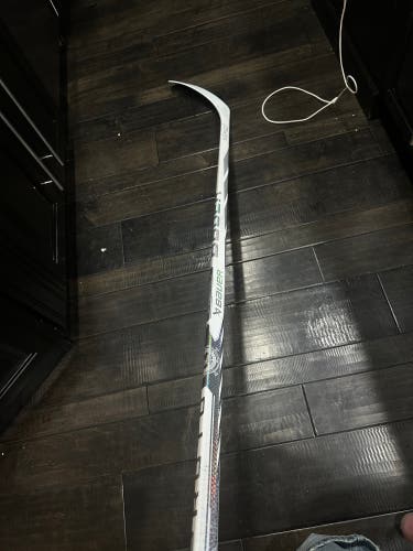 Intermediate Bauer Vapor Hyperlite 2 Right Handed Hockey Stick Mid Pattern 55 Flex Pro Stock (Used)