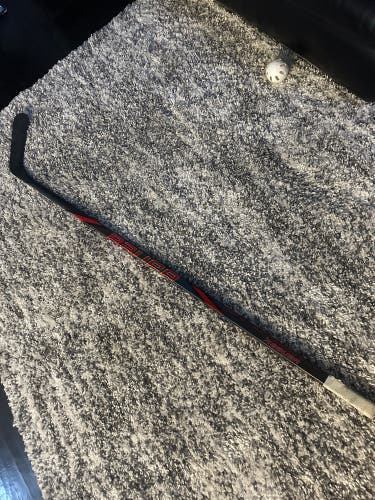 Intermediate Bauer Vapor Hyperlite 2 Right Handed Hockey Stick Mid Pattern 55 Flex Pro Stock (Used)