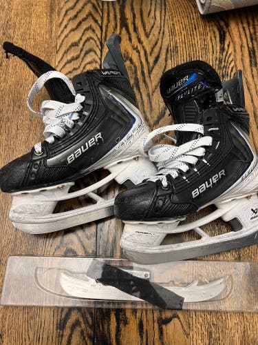 Black/White 2025 Bauer Vapor Flylite Hockey Skates Regular Width Size 1.5 (Used)