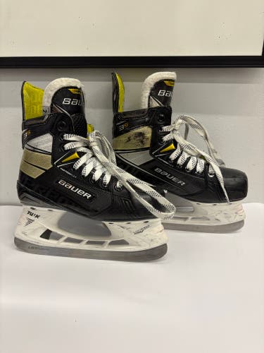 Junior Bauer Supreme 3S Hockey Skates Regular Width Size 2 (Used)