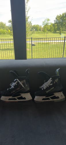 Black 2023 Bauer Vapor Hyperlite 2 Hockey Skates Extra Wide Width Pro Stock 9 (Used)