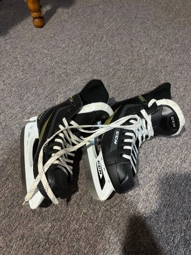 Black/Yellow CCM 1052 Hockey Skates Size 6 (Used)