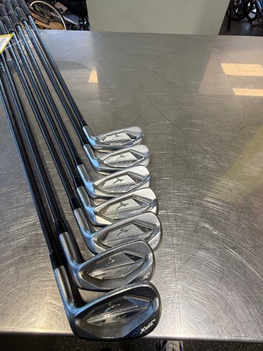 Men's 2016 Mizuno JPX 900 Forged Right Handed Iron Set Regular Flex Graphite Shaft 37.5" (Used)