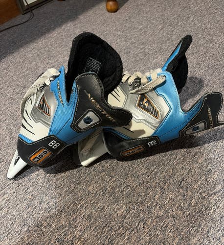 White/Blue 2008 CCM Vector 3.0 Hockey Skates Size 8 (Used)