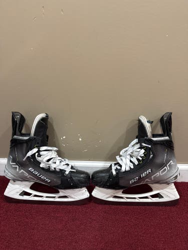 Bauer Vapor Hyperlite 2 Hockey Skates Regular Width Pro Stock 8.5 Item #PSBB85HY