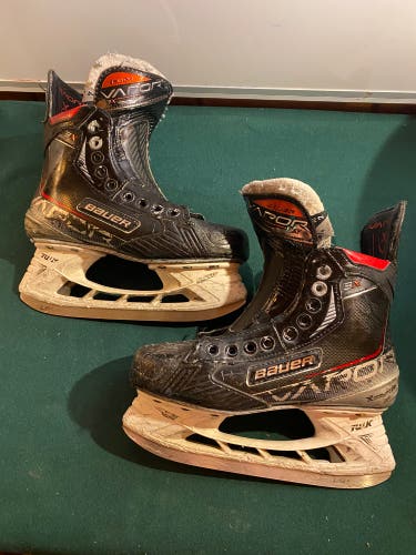 Black 2021 Bauer Vapor 3X Hockey Skates Size 4 (Used)