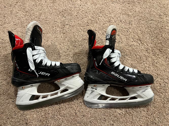 Bauer Vapor 3X Pro Hockey Skates Regular Width Size 1.5 (Used)