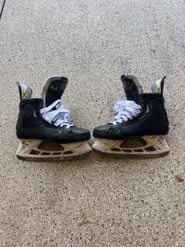 Black 2023 Bauer Vapor Hyperlite 2 Hockey Skates Regular Width Pro Stock 9 (Used)