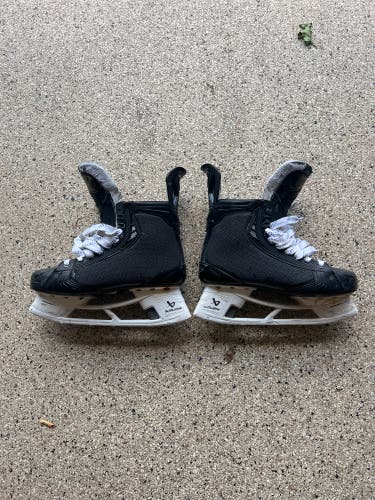 Black 2023 Bauer Vapor Hyperlite 2 Hockey Skates Regular Width 9 (Used)