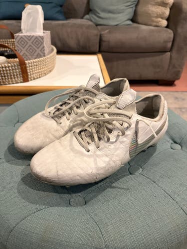 White Men's Size M 8.5 (W 9.5) Nike Tiempo Legend 8 FG Molded Cleats Cleats (Used)