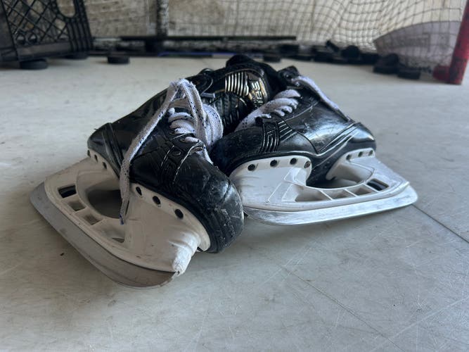 Black 2022 Bauer Supreme Mach Hockey Skates Regular Width Size 5 (Used)