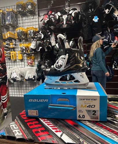 2024 Bauer Supreme M40 Hockey Skates Regular Width Size 6 (New)