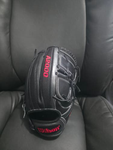 Pitcher's RH Wilson A2000 Baseball Glove 12" (Used)