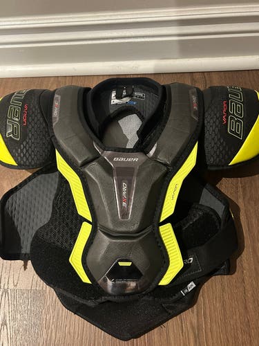 Men's Medium Junior Bauer Vapor 3X Pro Shoulder Pads (Used)