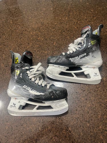 2023 Bauer Vapor Hyperlite 2 Hockey Skates Regular Width Size 4.5 (Used)
