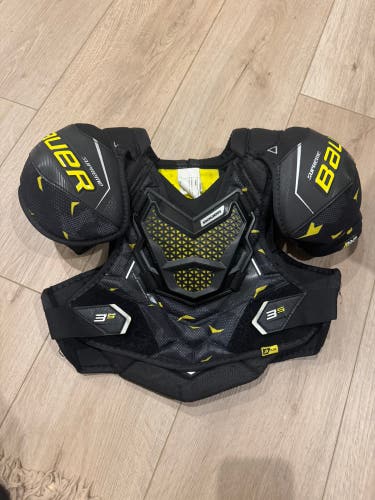Men's Medium Junior Bauer Supreme 3S Pro Shoulder Pads (Used)