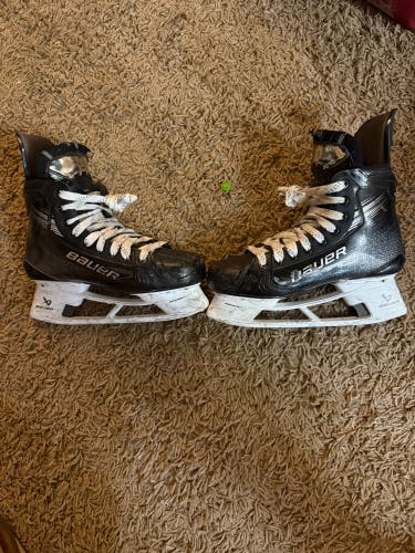 2023 Bauer Vapor Hyperlite 2 Hockey Skates Regular Width Pro Stock 8.5 (Used)