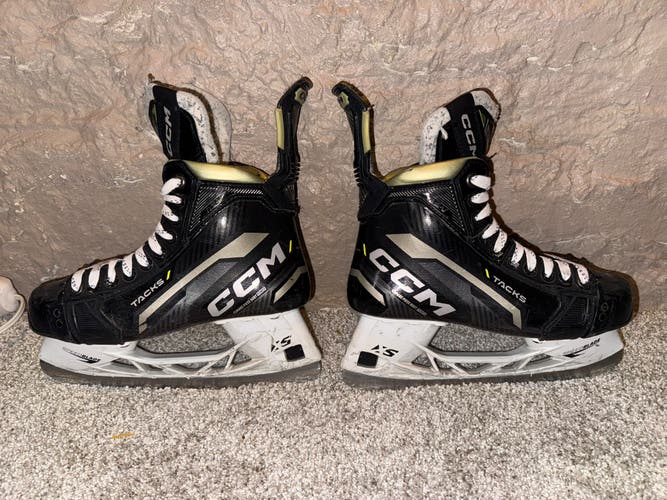 2022 CCM AS-V Hockey Skates Regular Width 6 (Used)