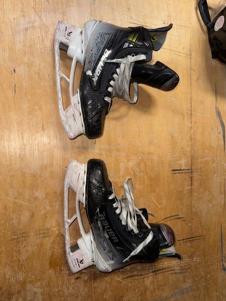 2023 Bauer Vapor Hyperlite 2 Hockey Skates Regular Width Size 5.5 (Used)