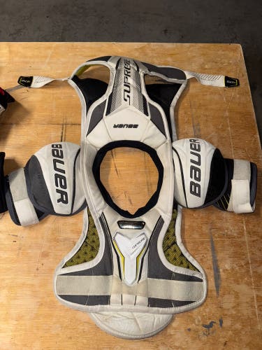 Men's Medium Junior Bauer Supreme S170 Shoulder Pads (Used)