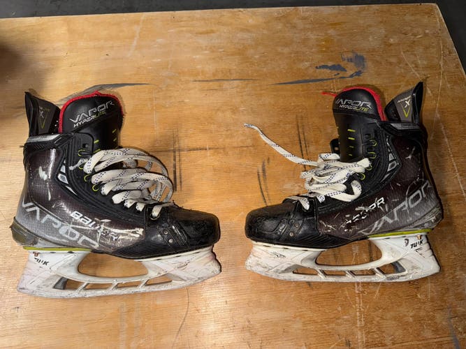 2021 Bauer Vapor Hyperlite Hockey Skates Regular Width Size 5 (Used)