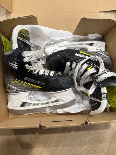 2023 Bauer Vapor X4 Hockey Skates Regular Width Pro Stock Size 1.5 (slightly used)