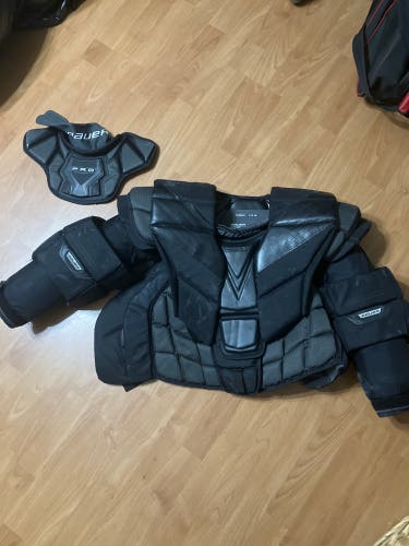 Small Bauer Hyperlite Goalie Chest Protector W/Bauer Pro Neck Guard (Used)