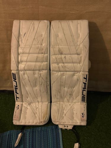 33" 2023 True Catalyst 7X3 Goalie Leg Pads (Used)