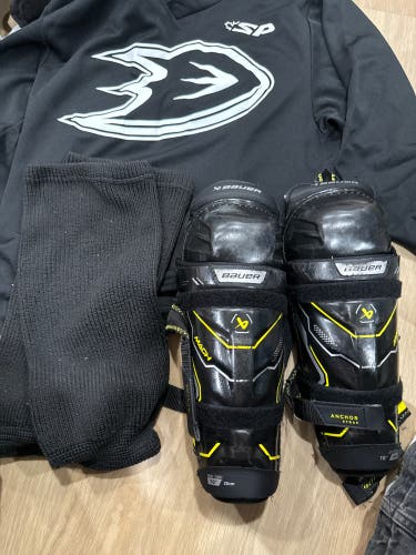 Youth Bauer Supreme Mach 10" Shin Pads comes with free good looking jersey and socks!! (Used)