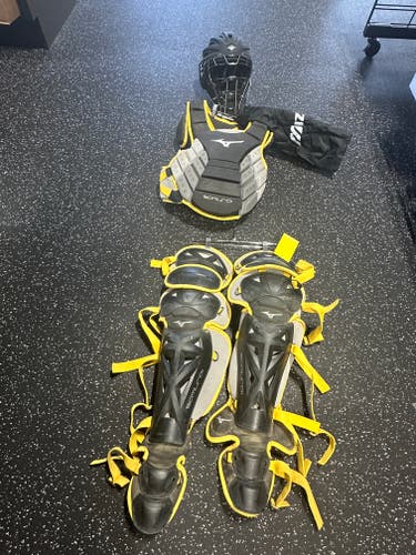 Black/Yellow Mizuno Samurai Catcher's Set (Used)
