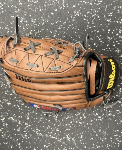 Wilson RH Outfield A2481 Baseball Glove 10.5" (Used)