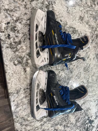 2022 Bauer Supreme M5 Pro Hockey Skates Size 4 (Used)