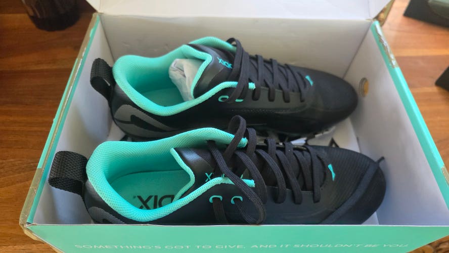 Unisex Size M 10.5 (W 11.5) Low Top Turf Cleats (Used)