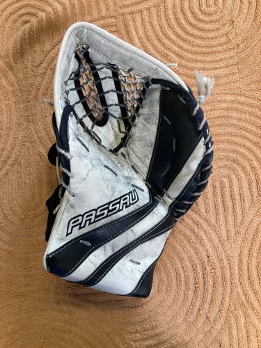Junior Passau Goalie Glove Regular (Used)