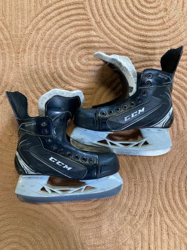 Junior CCM Tacks 9040 Hockey Skates Regular Width Size 3 (Used)