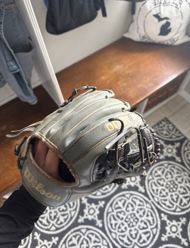Wilson A2000 RH Infield Baseball Glove 11.5" (Used)