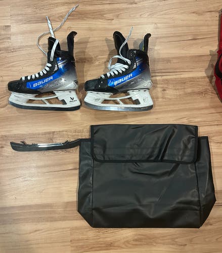 Blue 2023 Bauer Vapor Hyperlite 2 Hockey Skates Regular Width Pro Stock 7 (Used)