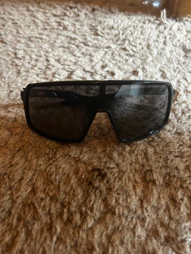Unisex One Size Fits All Oakley Sutro Sunglasses (New)