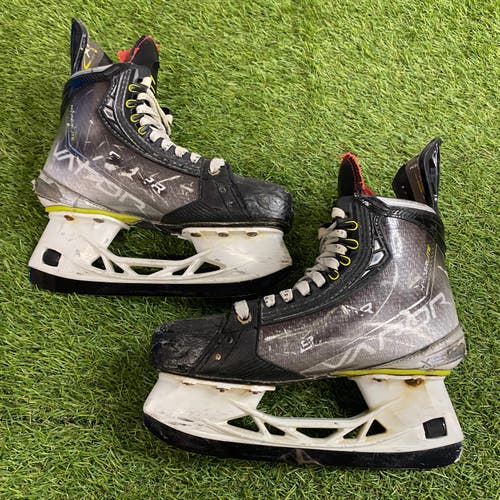 Intermediate Bauer Vapor Hyperlite Hockey Skates | Size 4.5 Fit 1