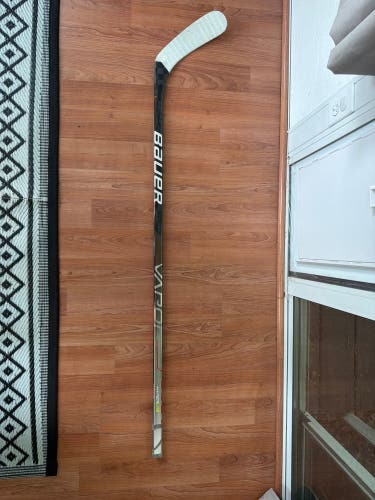 *LIKE NEW* Junior Bauer Vapor Hyperlite Right Handed Hockey Stick P92 50 Flex