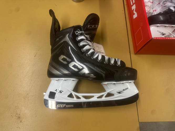 NEW CCM Tacks XF Pro Hockey Skates Regular Width 7.0 Size