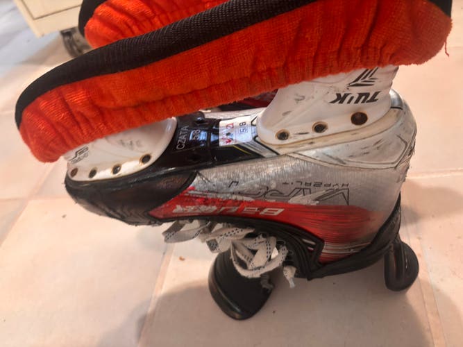 Red 2021 Bauer Vapor Hyperlite Hockey Skates Regular Width Pro Stock 8.5 (Used)
