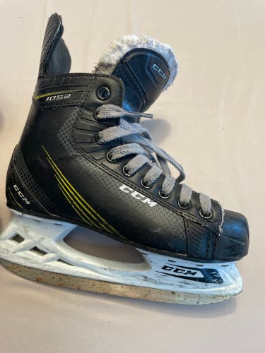 Black 2015 CCM Tacks 4052 Hockey Skates Regular Width Size 3 (Used)