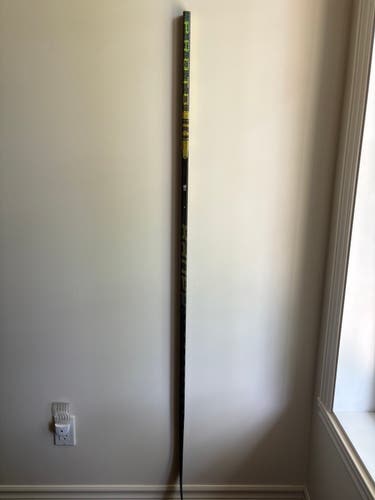 Senior Bauer Proto-R Gold Right Handed Hockey Stick P28 70 Flex Pro Stock (Used)