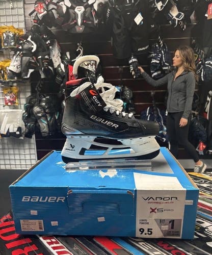 2023 Bauer Vapor X5 Pro Hockey Skates Size 9.5 Fit 1 (Narrow) (New)
