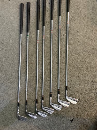Men's 2010 Wilson Staff Staff Di11 Right Handed Iron Set Stiff Flex (8 Clubs) #4 - #9, PW, GW (Used)