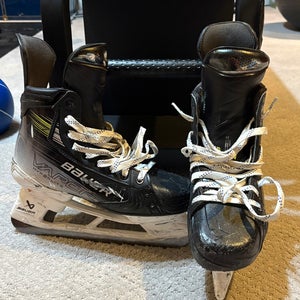 2023 Bauer Vapor Hyperlite 2 Hockey Skates Extra Wide Width Pro Stock 9.5 (Used)